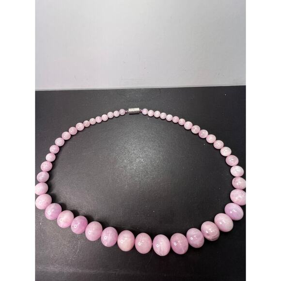 Kunzite graduated beaded 20 inch necklace with 925 magnetic clasp - Picture 5 of 10